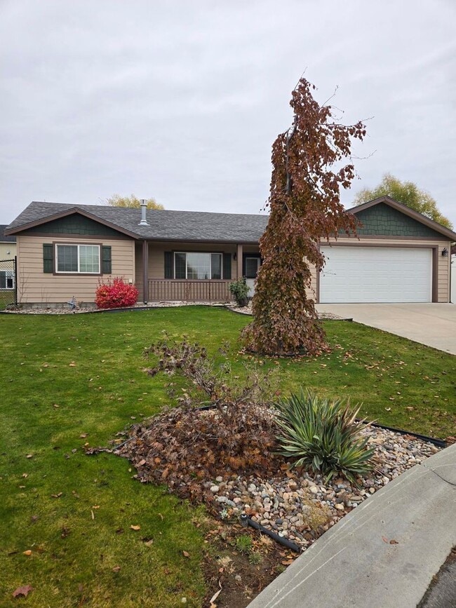 1520 E First Ct in Deer Park, WA - Building Photo - Building Photo