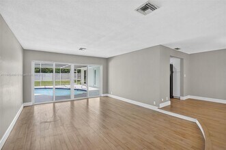 565 NE Olive Way in Boca Raton, FL - Building Photo - Building Photo