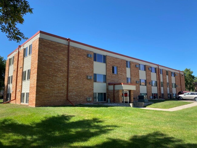 Karolyn Apartments in Brookings, SD - Foto de edificio - Building Photo