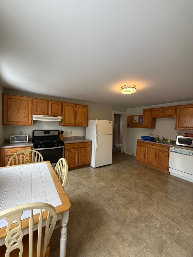 15 Lake St in Amesbury, MA - Building Photo - Building Photo
