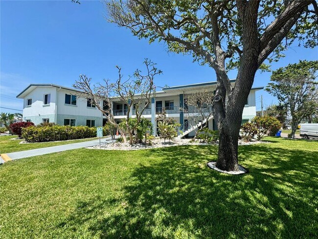 11225 1st St E in Treasure Island, FL - Building Photo - Building Photo