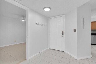 6000 Bahia Del Mar Cir in St. Petersburg, FL - Building Photo - Building Photo
