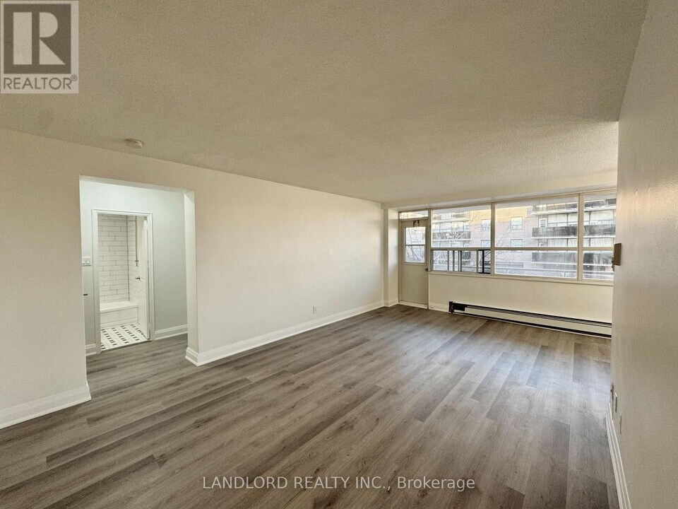 17 Gulliver Rd in Toronto, ON - Building Photo