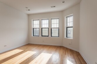 2504 W Catalpa Ave in Chicago, IL - Building Photo - Building Photo