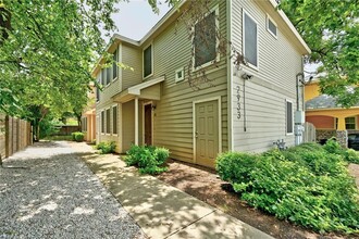 2933 E Martin Luther King Jr Blvd-Unit -B in Austin, TX - Building Photo - Building Photo