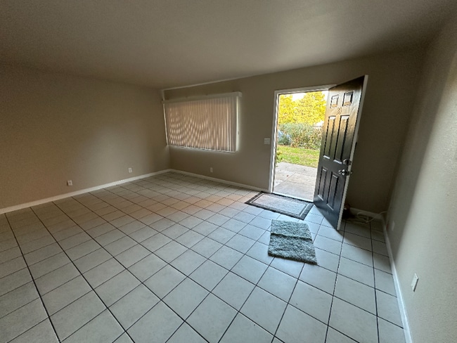 10275 Mills Station Rd in Rancho Cordova, CA - Foto de edificio - Building Photo