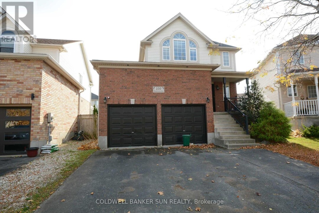 100 Masterson Crescent in Cambridge, ON - Building Photo