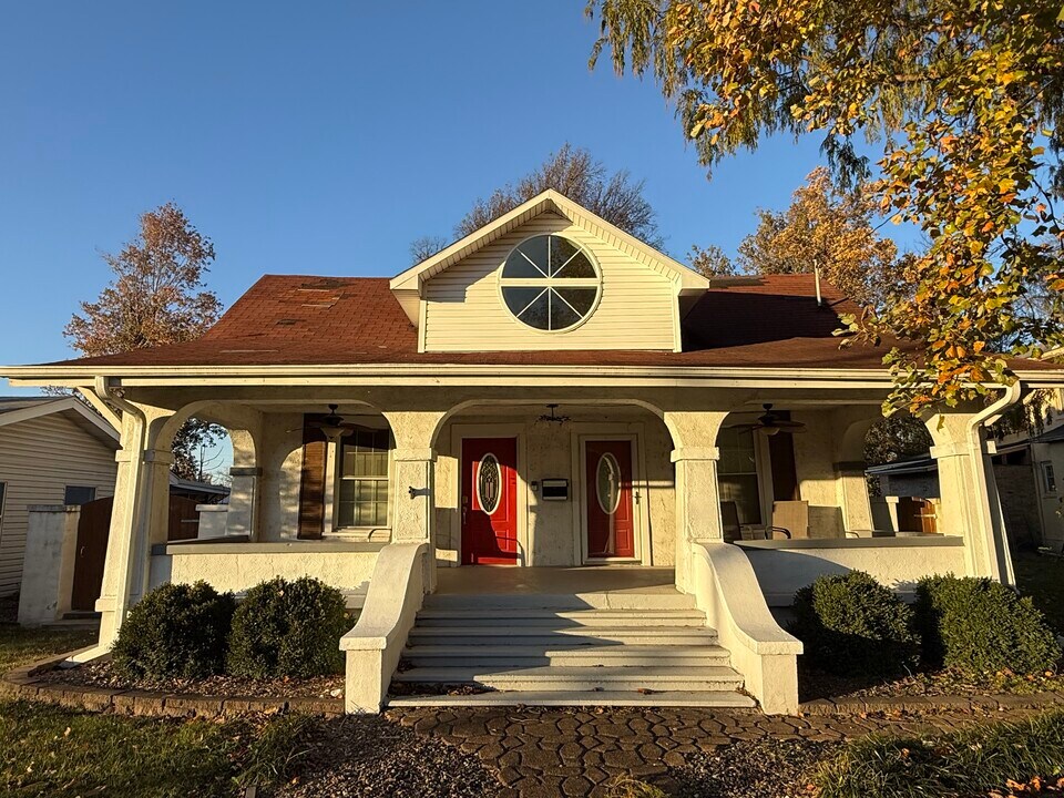 321 E Stoddard St in Dexter, MO - Foto de edificio