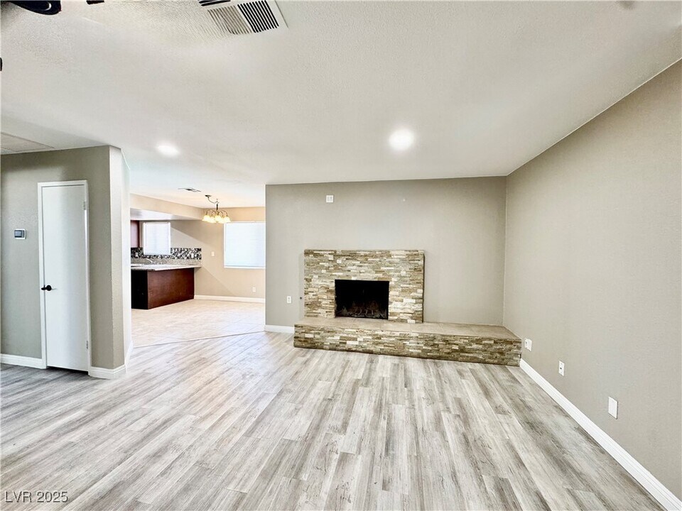 5830 Deer Valley Dr in Las Vegas, NV - Building Photo