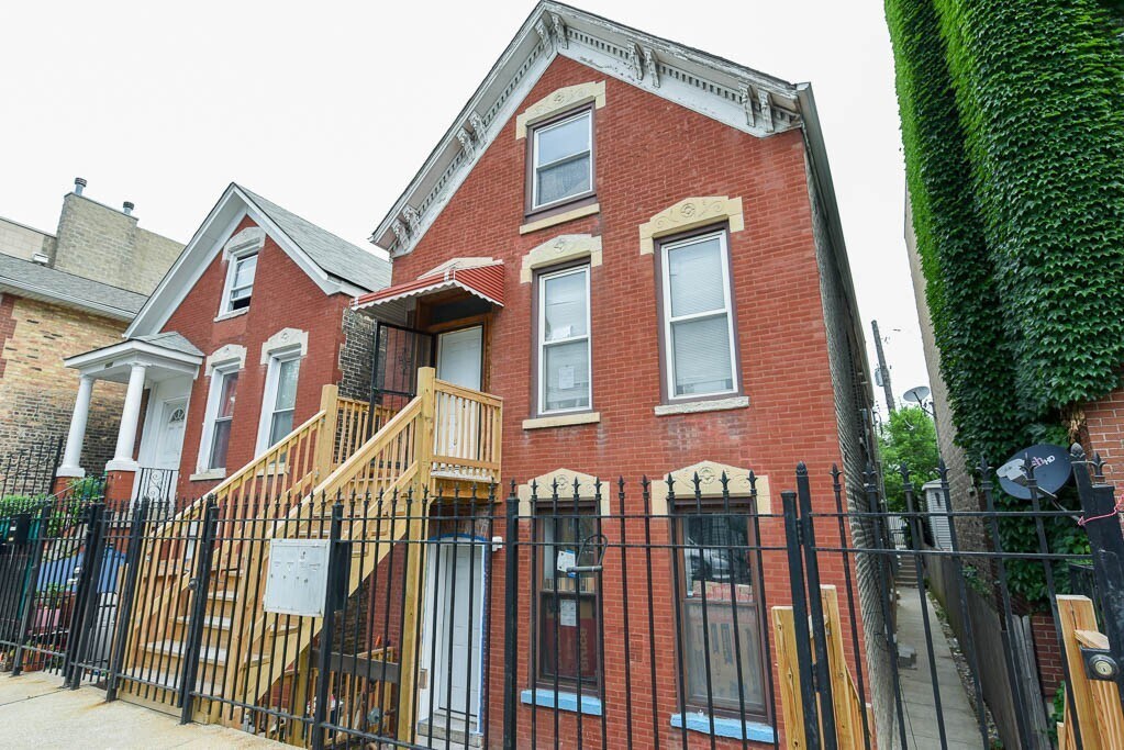 1624 W Beach Ave in Chicago, IL - Building Photo