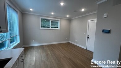 108 Warren St, Unit 3 in Boston, MA - Foto de edificio - Building Photo