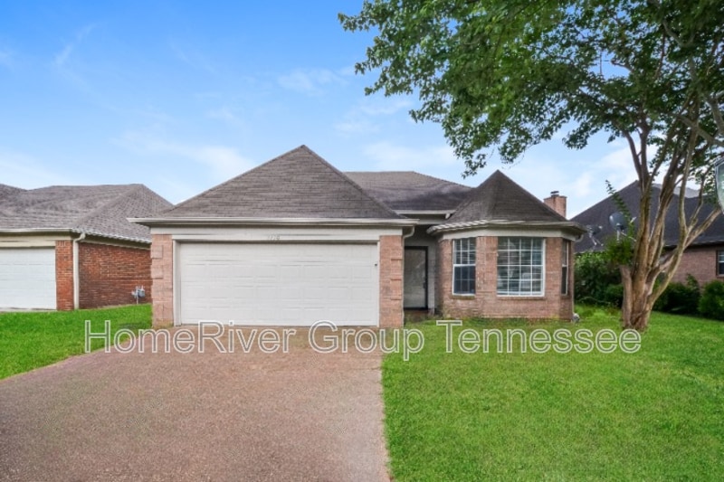 2216 Lake Springs Ln in Memphis, TN - Building Photo