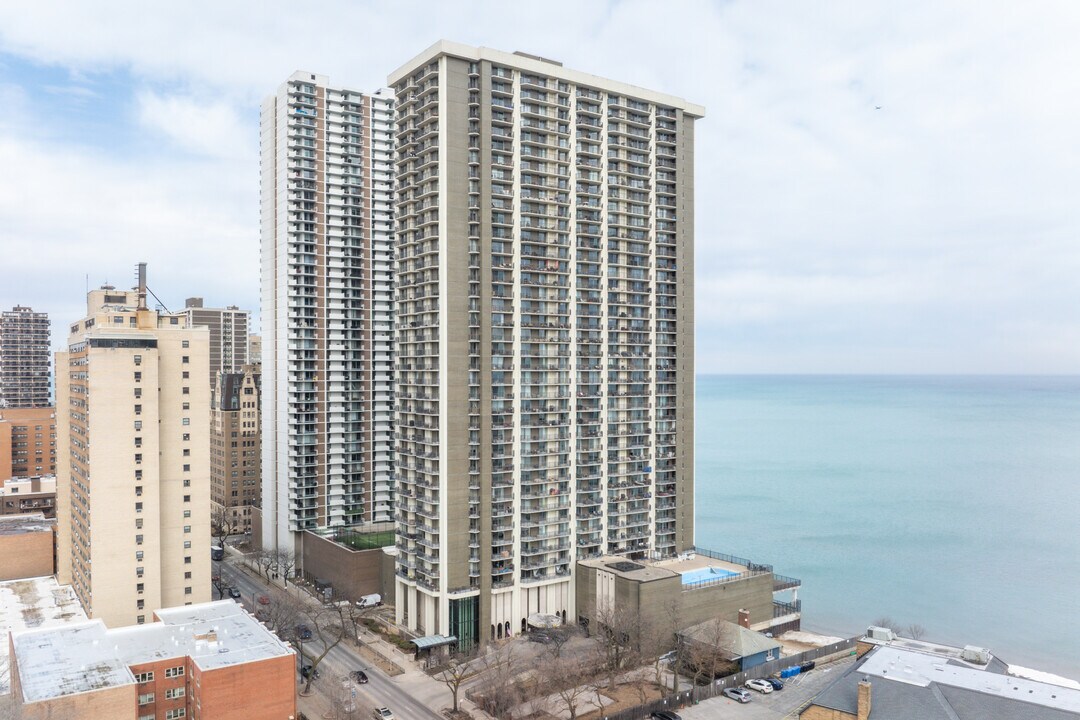 Malibu Condominiums in Chicago, IL - Building Photo