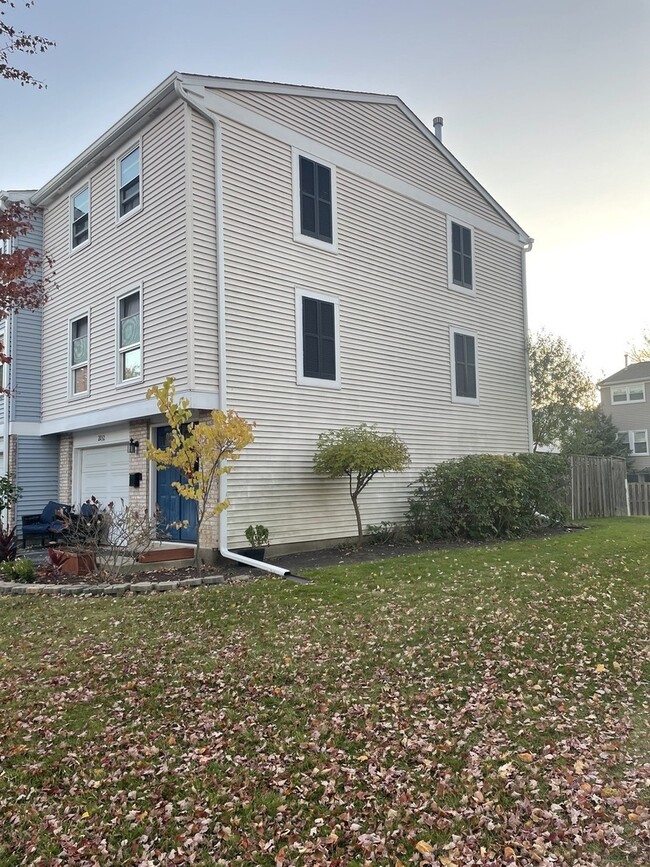 2032 Stanley Ct in Schaumburg, IL - Building Photo - Building Photo