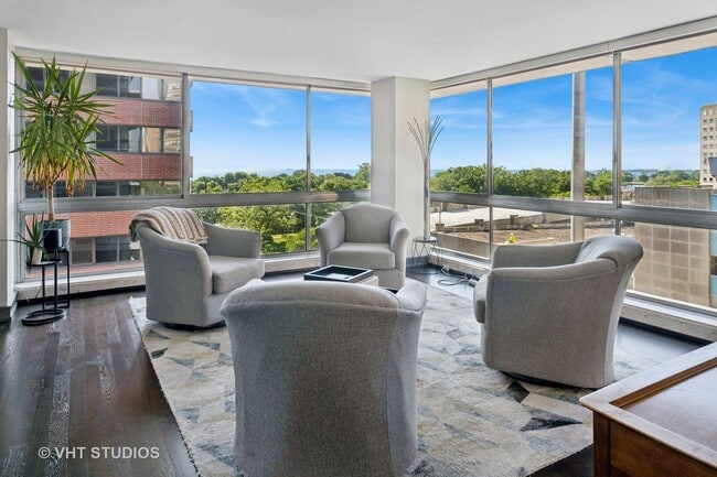 320 W Oakdale Ave in Chicago, IL - Building Photo - Building Photo