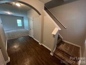 8240 Paw Valley Ln in Charlotte, NC - Foto de edificio - Building Photo