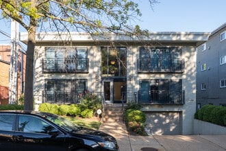 610 Forest Ct in Clayton, MO - Foto de edificio - Building Photo