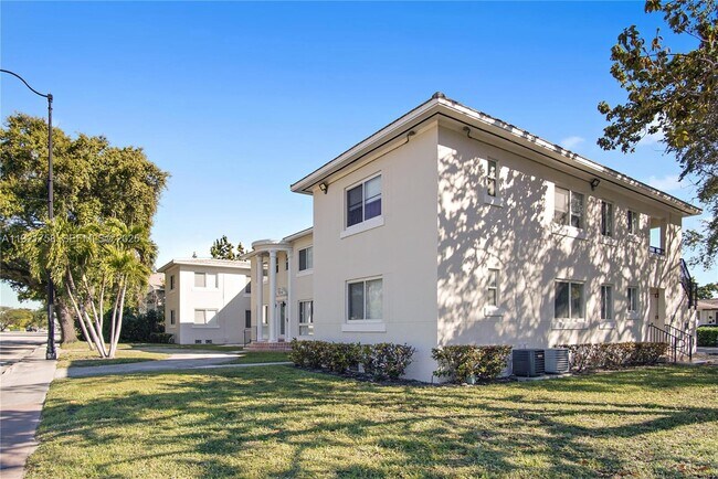 1567 S Le Jeune Rd in Miami, FL - Building Photo - Building Photo