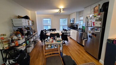 119 Pleasant St, Unit A in Cambridge, MA - Foto de edificio - Building Photo