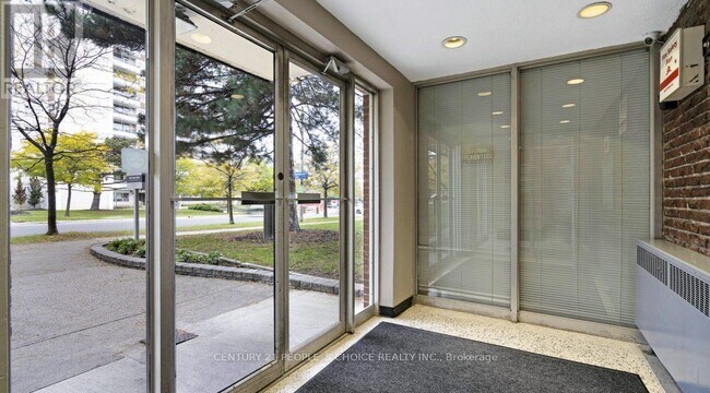 20 Paisley Blvd W in Mississauga, ON - Building Photo - Building Photo