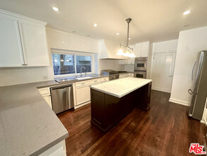 1290 Sunset Plaza Dr in Los Angeles, CA - Building Photo - Building Photo