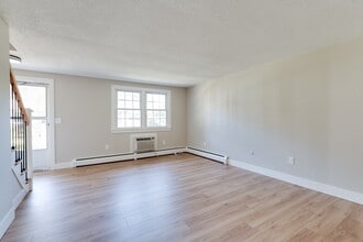 418 Meadow St in Agawam, MA - Building Photo - Building Photo