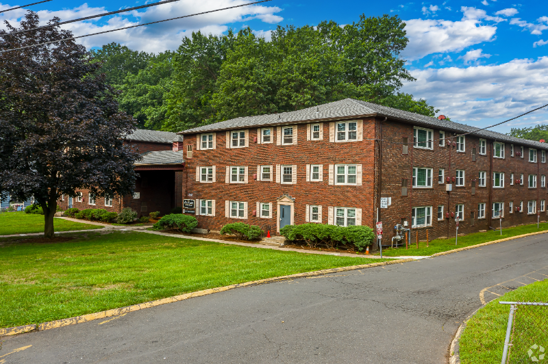 266 Main St in Windsor Locks, CT - Building Photo