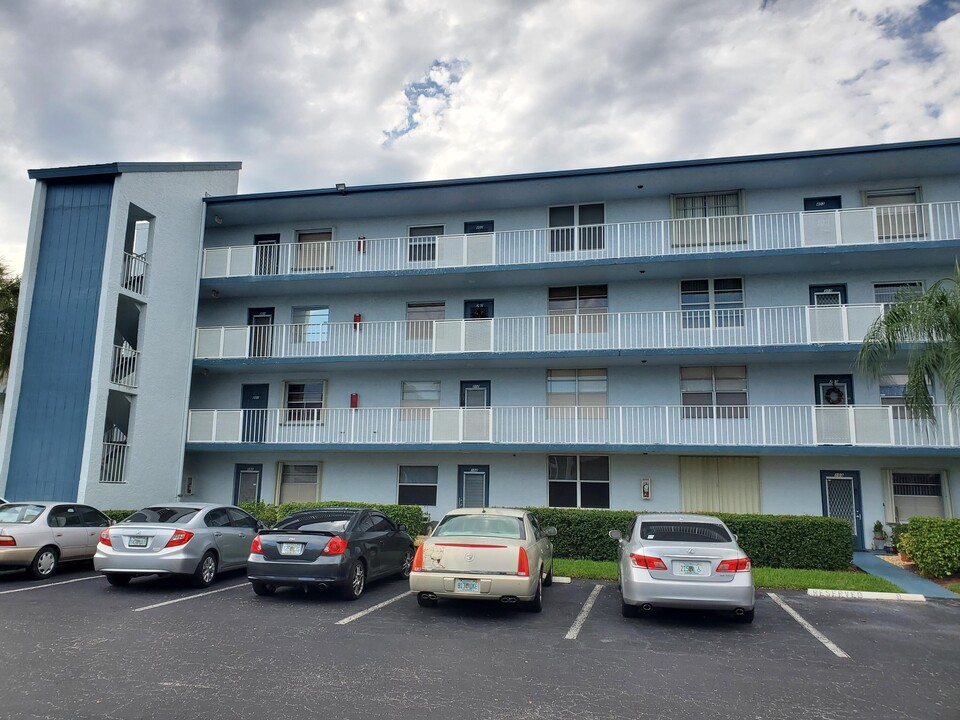 7688 NW 18th St in Margate, FL - Building Photo
