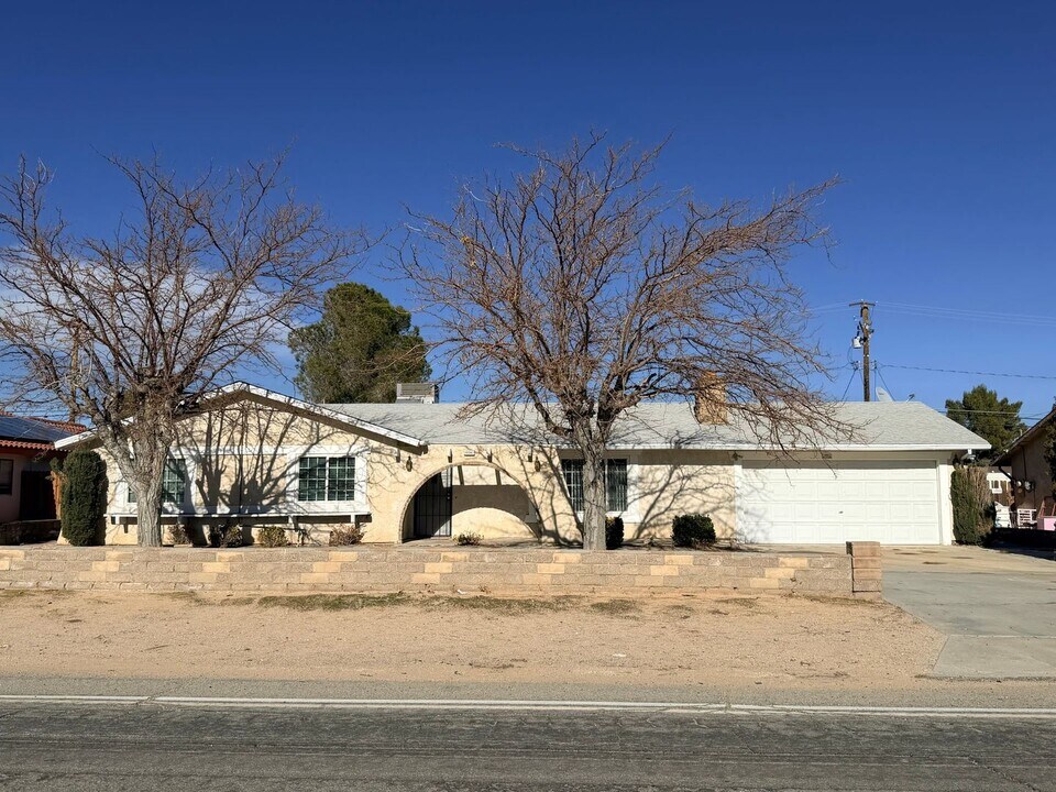 10341 N Loop Blvd in California City, CA - Building Photo