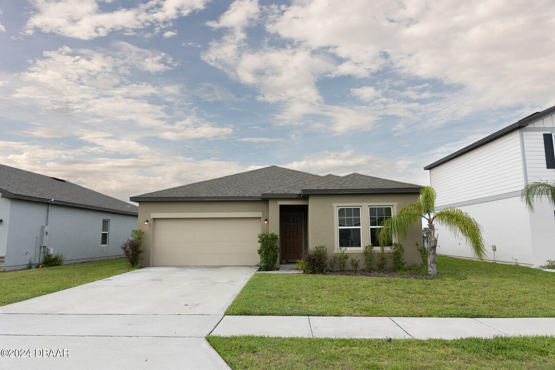 3017 Blue Shrs Wy in New Smyrna Beach, FL - Foto de edificio