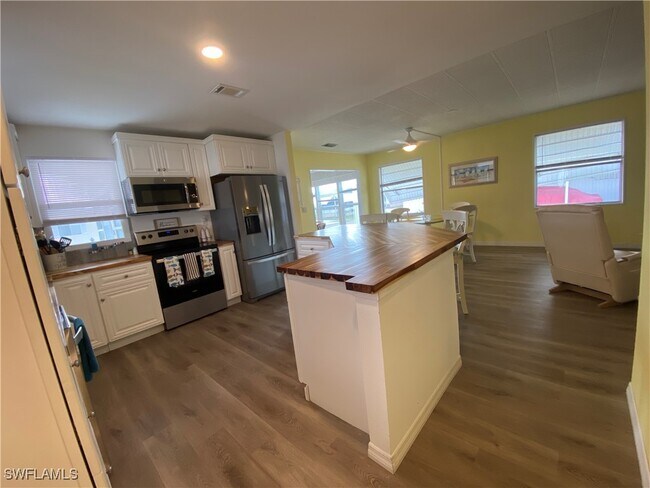 14715 Patrick Henry Rd in North Fort Myers, FL - Building Photo - Building Photo