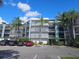 1021 Mockingbird Ln in Plantation, FL - Building Photo