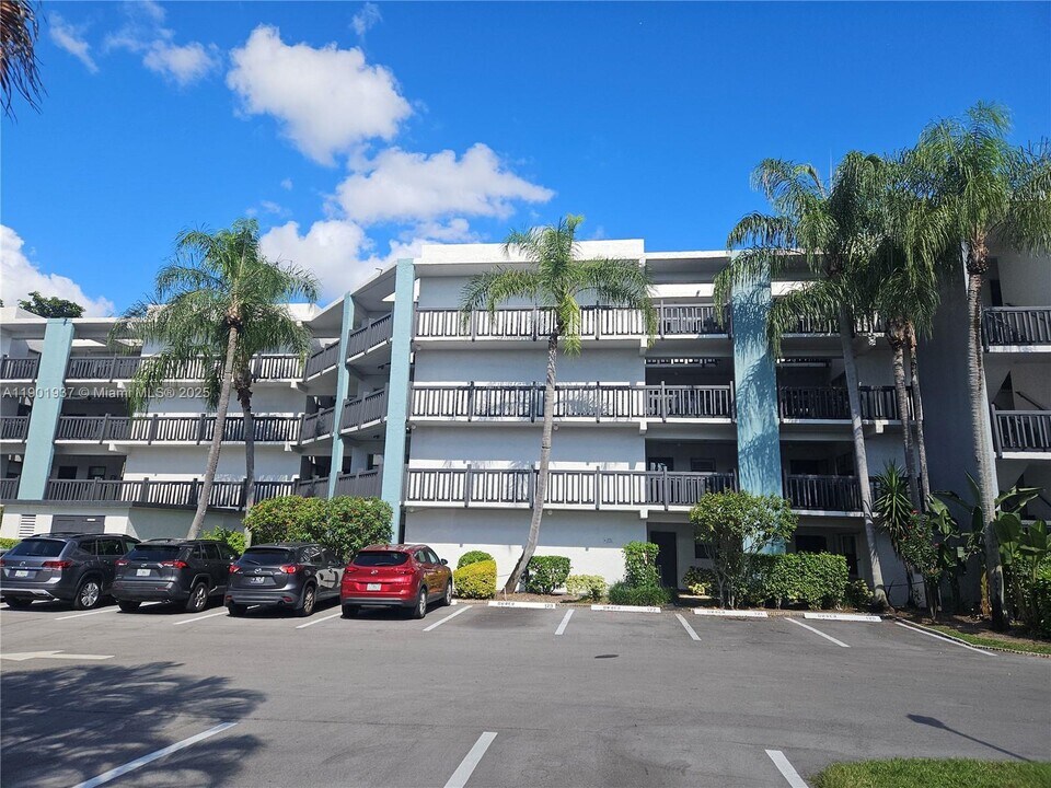 1021 Mockingbird Ln in Plantation, FL - Building Photo