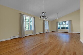 52 Rayburn Rd in Belmont, MA - Foto de edificio - Building Photo