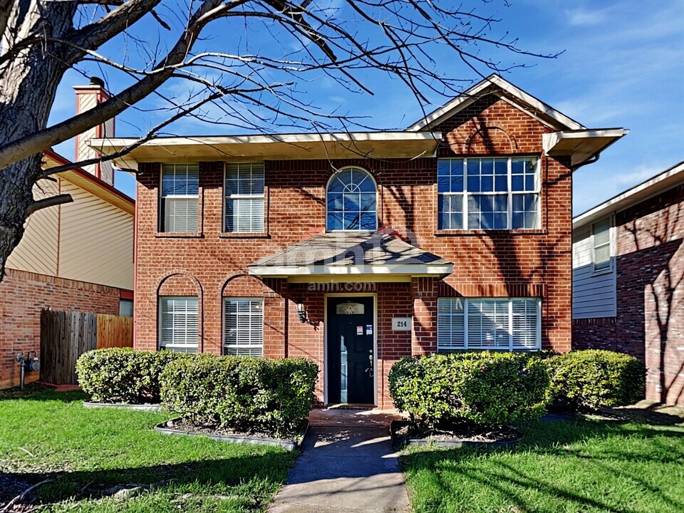 214 High Pointe Ln in Cedar Hill, TX - Foto de edificio