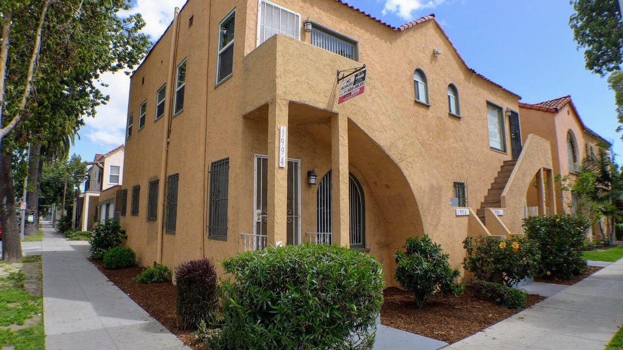 1990 Cedar Ave in Long Beach, CA - Building Photo