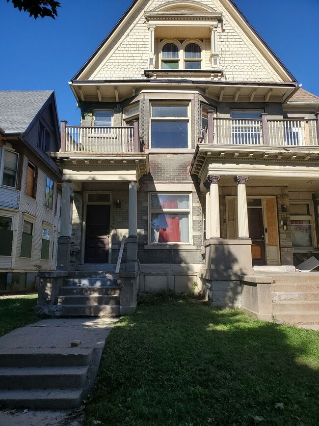3018-3020-3020 W Juneau Ave