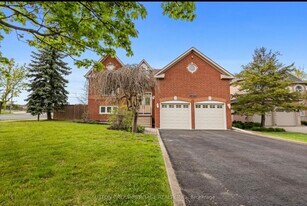 1724 Hadrian Crt in Pickering, ON - Building Photo