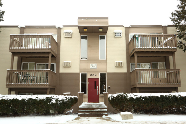 Eden Roc Apartments in East Lansing, MI - Building Photo - Building Photo