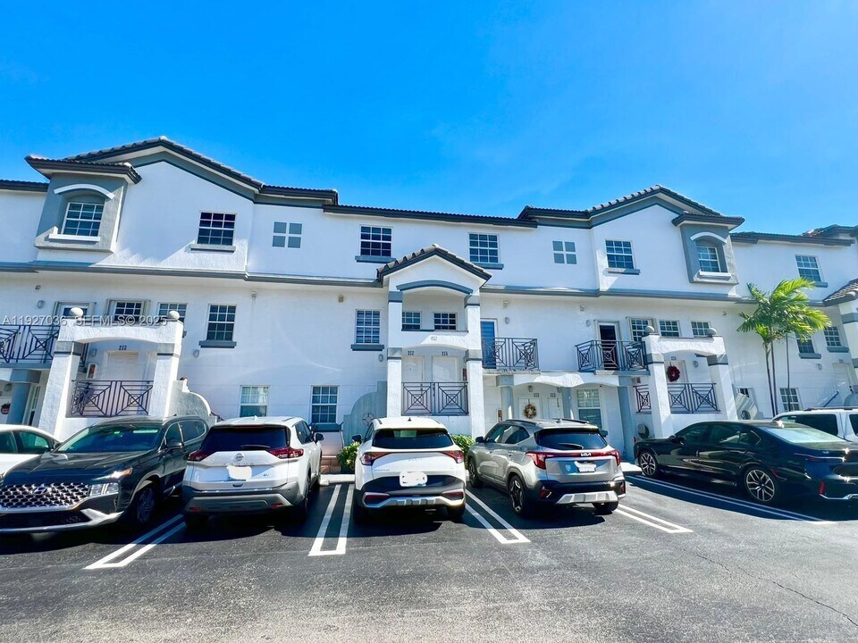 925 NW 82nd Ave in Miami, FL - Building Photo