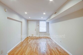 203 S Regester St in Baltimore, MD - Foto de edificio - Building Photo