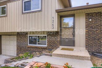 1243 S Johnson Way in Lakewood, CO - Building Photo - Building Photo