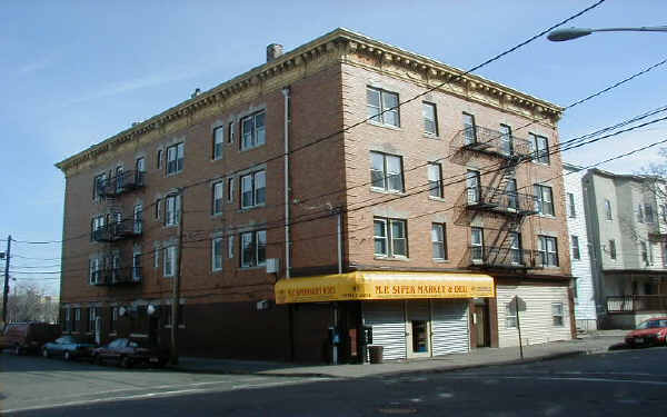 92-94 4th St in Passaic, NJ - Foto de edificio - Building Photo