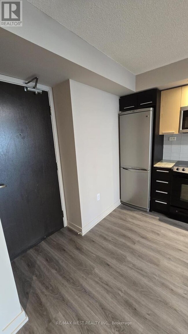 25-1225 Capreol Ct in Toronto, ON - Building Photo - Building Photo