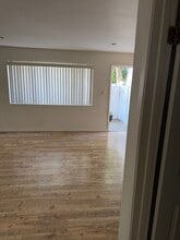 18547 Collins St, Unit 14 in Tarzana, CA - Building Photo - Building Photo