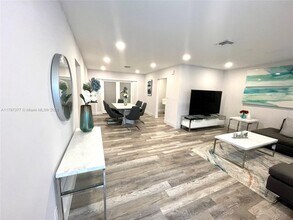 1900 NE 180th St in North Miami Beach, FL - Building Photo - Building Photo