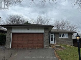 28 Landfair Crescent in Toronto, ON - Building Photo