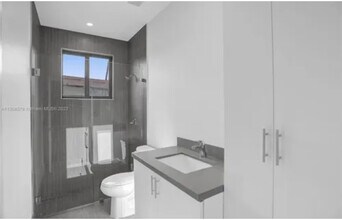 432 E 16th St in Hialeah, FL - Foto de edificio - Building Photo