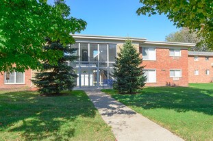 Lakeshore Apartments in St. Clair Shores, MI - Building Photo