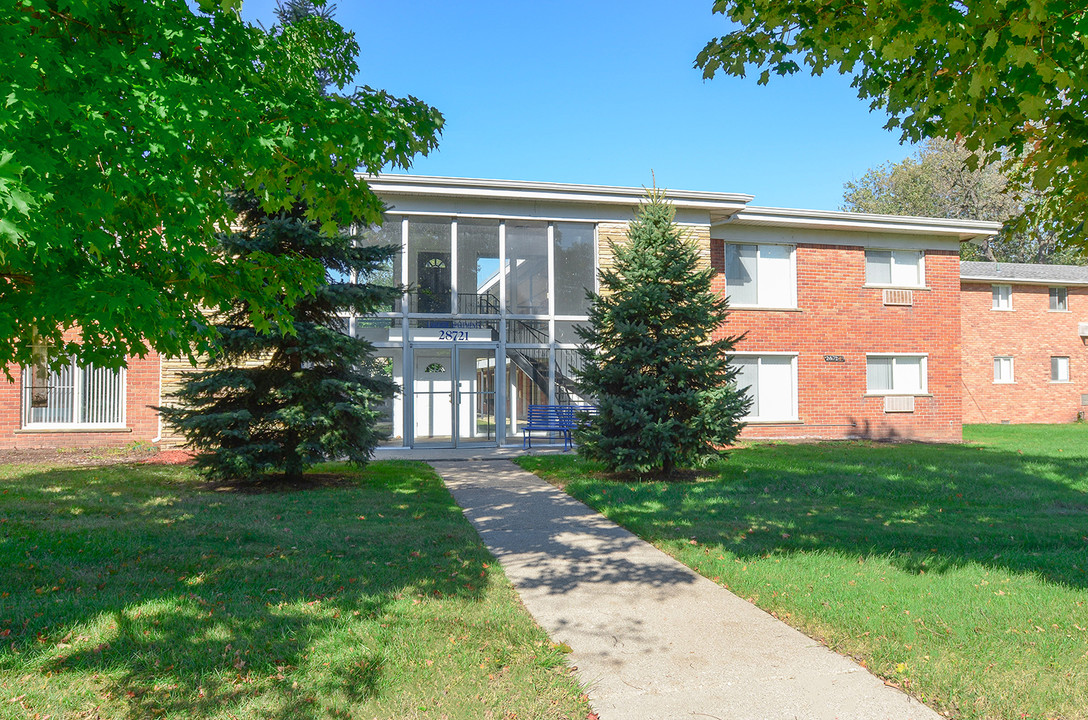 Lakeshore Apartments in St. Clair Shores, MI - Foto de edificio